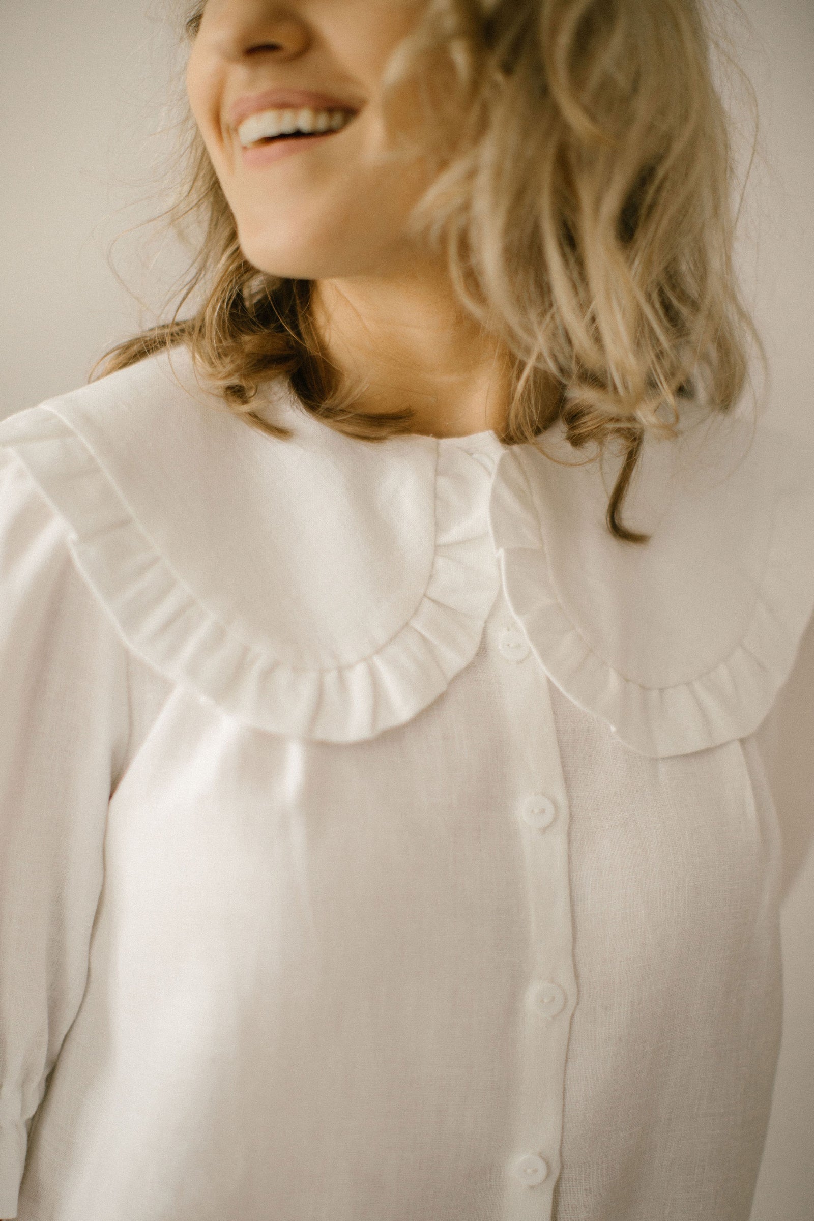 Puritan collar linen blouse. Handcrafted. World Wide Shipping